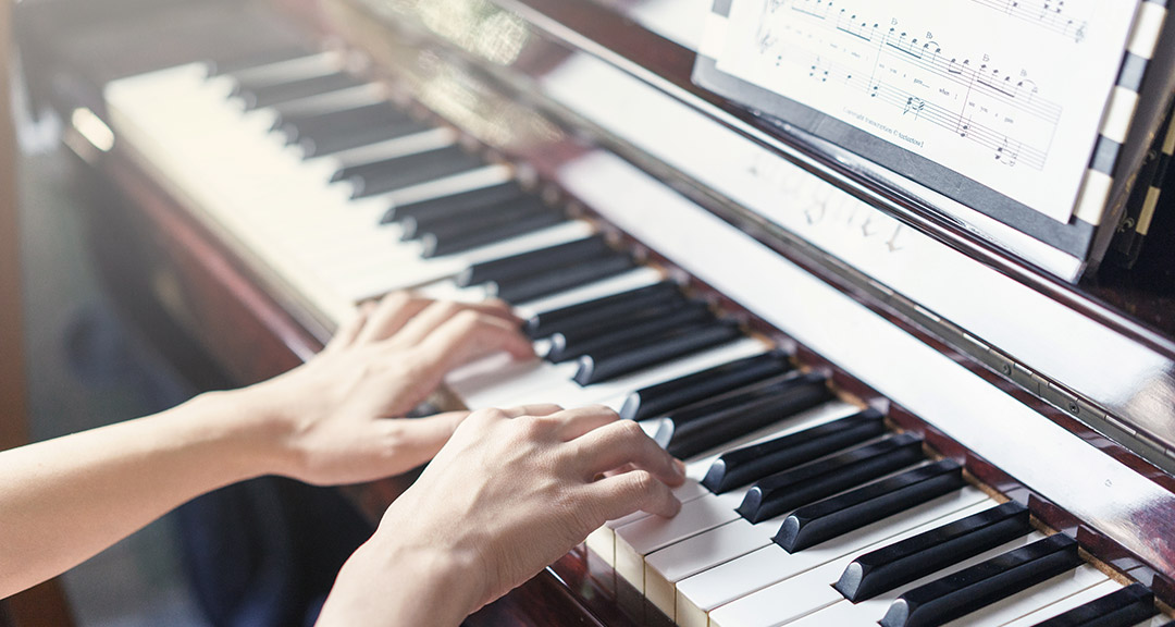 hands playing piano